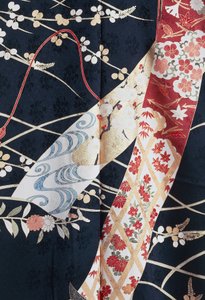 Kimono Furisode (wapperende mouwen) gedragen door jonge ongehuwde vrouwen bij elegante gelegenheden en Maiko (Geisha-student), zijde met bloem- en plantmotieven, zwevende panelen, detail, Kaga-Yuzen verven, Tokamachi weverijen, Japanse beschaving, 20e eeuw