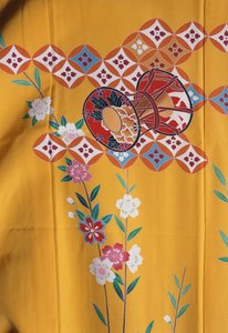 Kimono meisje (7 jaar) vergelijkbaar met die van volwassen vrouwen voor het feest van Shichi-Go-San bij het bezoek aan de Shinto-schrijn met hun familie, Zijde, bloemmotieven, kersenbloesems, Taiko-drum, detail, Tokamachi-textiel, Japanse beschaving, 20e e