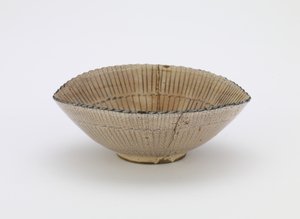 Kyoto aardewerk individuele serveerschaal in de vorm van een zegelhoed, met merk 