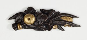 Menuki, of handgreepversiering, in de vorm van een bloemstuk (koper-goudlegering met vergulding) door Japanese School