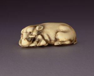 Netsuke die een Liggend Zwijn Afbeeldt, ca. 1750-80 (narwalthoorn) door Japanese School