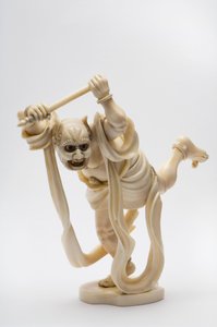 Okimono in de vorm van een demon met een stok