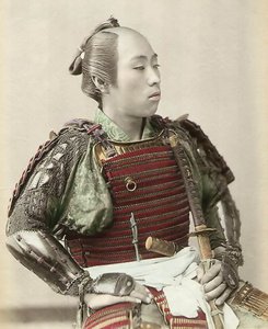 Portret van een samoerai van oud Japan met volledige lichaamsbepantsering, 1890
