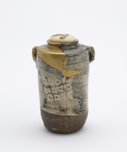 Theebus met twee lussen, in Oribe stijl, Kyoto, Kyoto-fu, Edo periode, late 17e of vroege 19e eeuw
