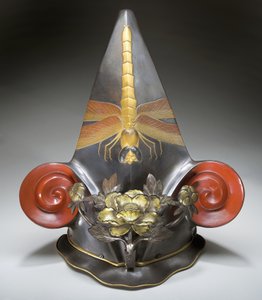 Theatrale helm voor het Kabuki Theater (lak over stof met messing  schelp inleg) door Japanese School