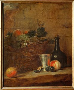 Fruitmand met druiven, een zilveren bokaal en een fles, perziken ...
