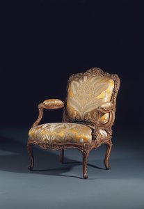 Een van een paar Louis XV fauteuils a la Reine door Jean (fl.1737 63) Gourdin