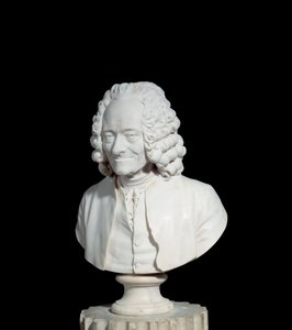 Buste van Francois Marie Arouet de Voltaire, bekend als Voltaire (1694-1778). Marmeren sculptuur door Jean Antoine Houdon (1741-1828) 1778. Parijs, Musee du Louvre