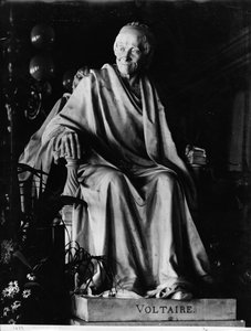 Zittende sculptuur van Voltaire (1694-1778)