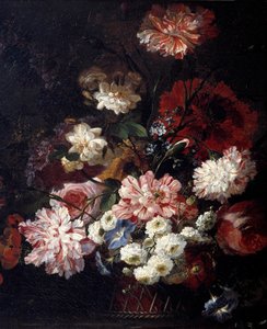 Mand met bloemen op een tafel