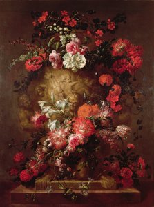Bloemen rond een enorme urn