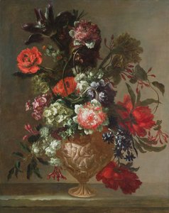 Stilleven van bloemen in een gebeeldhouwde vaas