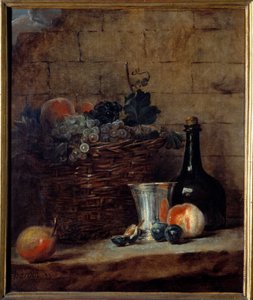 Mand met witte en zwarte druiven, zilveren beker en fles door Jean Baptiste Simeon Chardin