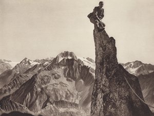 Zwitserland: Gendarme op de Sonnigwichel, kijkend naar de Oberalpstock