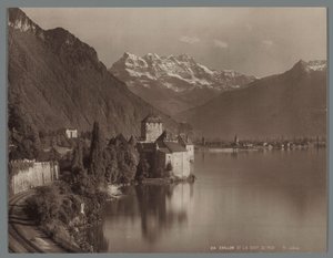 Kasteel van Chillon aan het Meer van Genève, in de verte de Dents du Midi