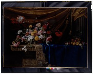 Een stilleven van een mand met bloemen en een hoop fruit op een gebeeldhouwde stenen tafel