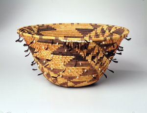 Meisjes Gedraaide Bruidsschat of Puberteitsmand, Pomo, Pinoleville, Californië door Jenny Hughes
