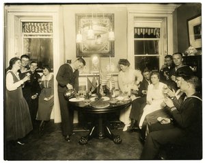 Alice Foote MacDougal vermaakt een groep zeelieden in haar kleine appartement in Old War, Greenwich Village, New York, USA, c.1917-18