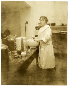 Anne Ann Haviland, parfumeur, ca. 1915-28 door Jessie Tarbox Beals