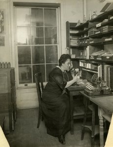 Beals in haar studio, ca. 1912-18
