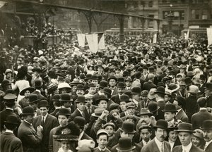 Mensenmassa op Union Square bij Suffrage Meeting, c.1905-11 door Jessie Tarbox Beals