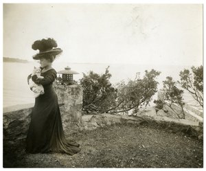 Ella Wheeler Wilcox op Sound Beach, Conn, ca. 1905-11 door Jessie Tarbox Beals