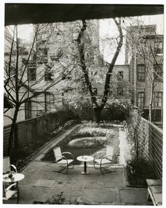 Tuin van mevrouw W H Wells 265 W 11th door Jessie Tarbox Beals