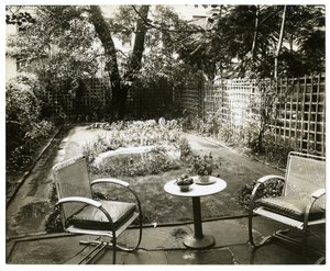 Tuin van mevrouw W H Wells 265 W 11th, Greenwich Village, New York, VS, ca. 1936-37 door Jessie Tarbox Beals