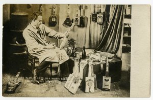Grote vurige kleurvlekken op een houten doos en Bobby Edwards in zijn zolderkamer onder de sterren die ukeleles maakt, Greenwich Village, New York, VS, ca. 1905-20 door Jessie Tarbox Beals