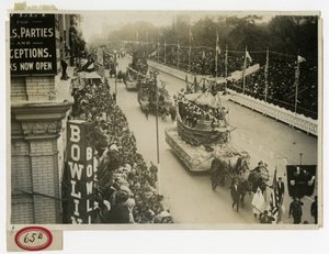 Historische Parade, Central Park West Half Moon Float No 12 door Jessie Tarbox Beals