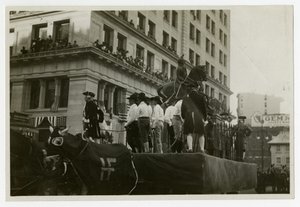 Historische parade float #31, Vernietiging van standbeeld van George III door Jessie Tarbox Beals