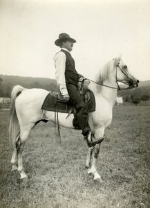 Homer Davenport cartoonist op zijn Arabische paard, ca. 1905-12 door Jessie Tarbox Beals