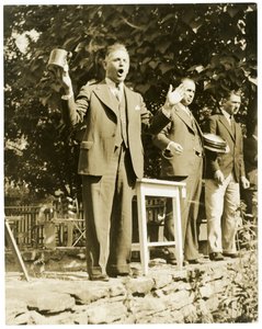 John W. Mitchell in Greenwich Conn of Weston, Conn De beroemde veilingmeester om te gaan met xx de foto