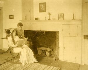 Malcolm Stewart Boylan en zijn moeder. Hij is een van de 9 belangrijke titel schrijvers van Hollywood, c.1905-17 door Jessie Tarbox Beals