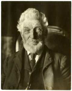 Mr Messenger, bijenman, ca. 1905-09 door Jessie Tarbox Beals