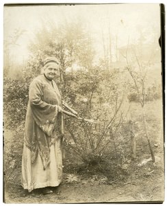 Mevrouw Alzirc Hewitt Wade - 88 jaar oud - in de tuin in Ossining, NY, c.1905-28 door Jessie Tarbox Beals