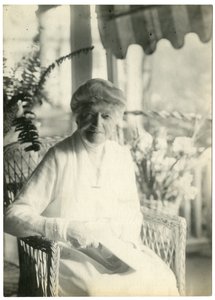 Mevrouw L D James van Williamsburg Massachusetts, zus van Marshall Field, ca. 1905-28 door Jessie Tarbox Beals