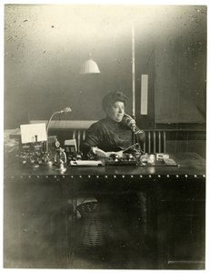 Mevrouw Chas Netcher uit Chicago, eigenaar van een van de grootste winkels The Boston Store daar Ze is nu weer getrouwd, vind haar naamsverandering Mollie Alpiner Netcher Newbury, ca. 1905-18