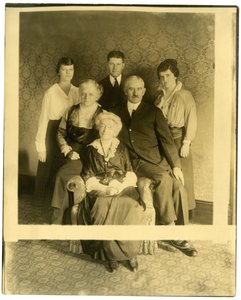 Oude dame is mevrouw Lyman James, zus van Marshall Field, ca. 1905-28 door Jessie Tarbox Beals