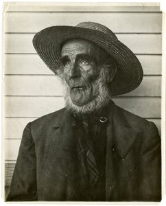 Oude man met strohoed, c.1905-40