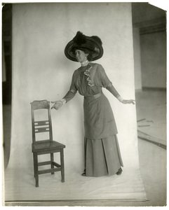 "Neem plaats" Correcte houding van benen, lichaam, armen en handen, ca. 1905-18 door Jessie Tarbox Beals