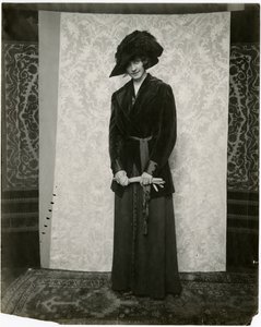 Rood fluwelen pak met geplooide rok, Arnold & Constable, ca. 1905-18 door Jessie Tarbox Beals