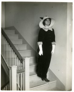 Juiste manier om de trap af te komen, c.1905-18 door Jessie Tarbox Beals