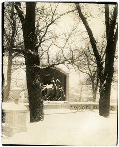 Shaw Memorial in storm, Boston, VS, ca. 1902-10 door Jessie Tarbox Beals