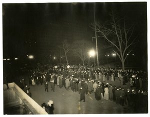 Suffrage Parade, Greenwich Village, New York, USA, c.1915-18 door Jessie Tarbox Beals