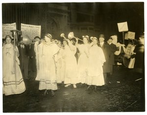 Suffrage Parade, Greenwich Village, New York, VS, c.1915-18 door Jessie Tarbox Beals