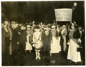 Suffrage Parade, Greenwich Village, New York, VS, ca. 1915-18 door Jessie Tarbox Beals