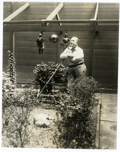 Tony Sarg in zijn tuin