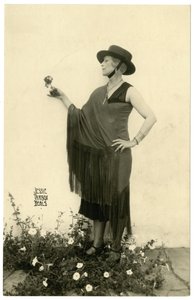 Vrouw met een bloem, c.1905-40