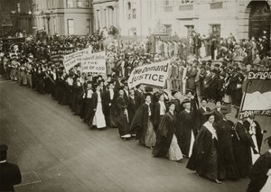 Vrouwen in academische kleding marcheren in een kiesrecht parade in New York City, 1910